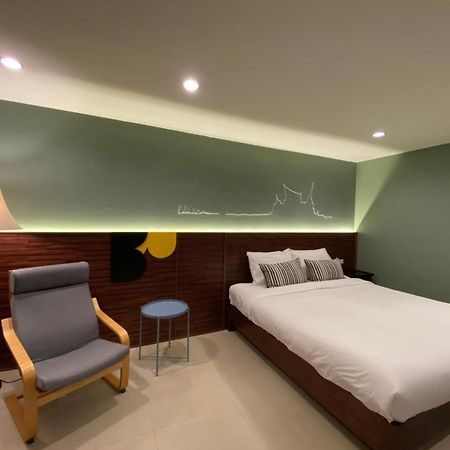 The Royalbee Aparthotel Bangkok Extérieur photo