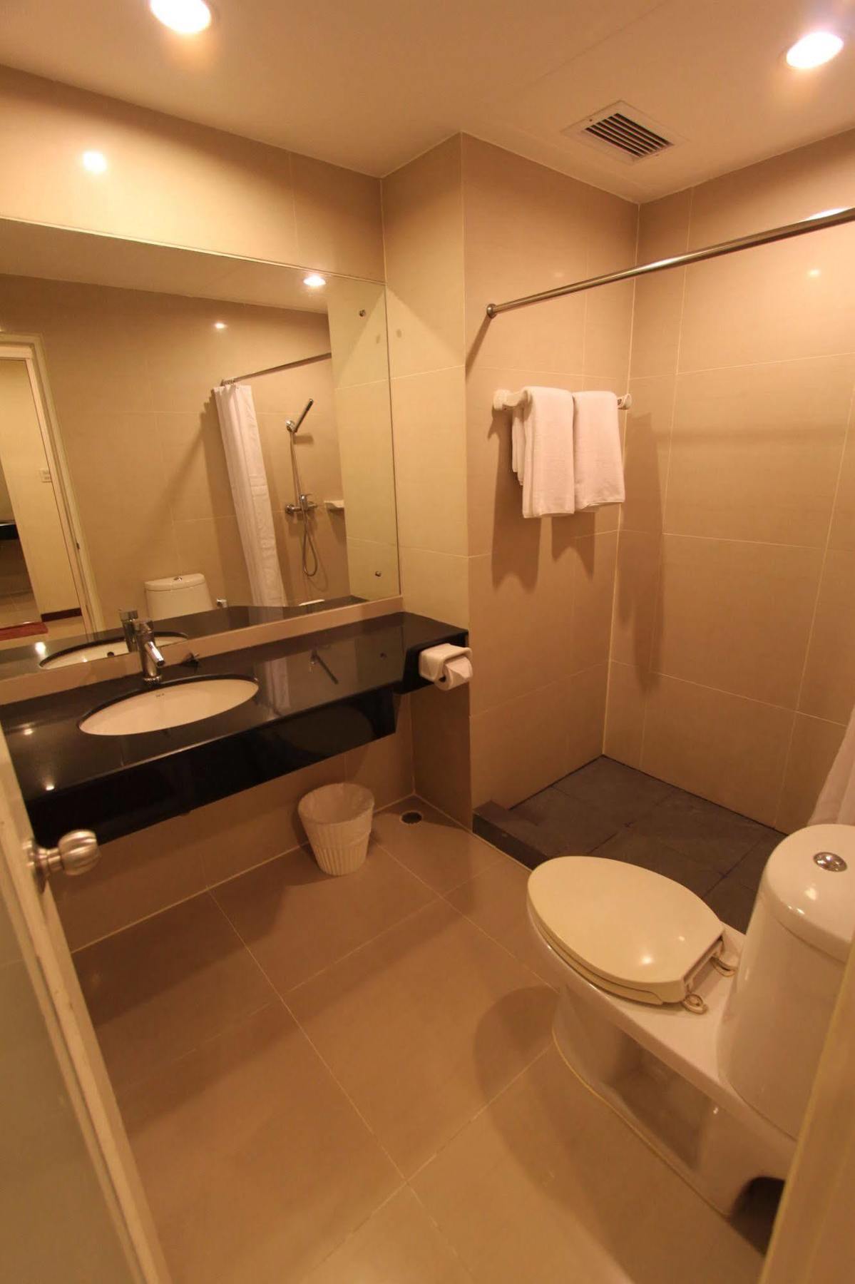 The Royalbee Aparthotel Bangkok Extérieur photo